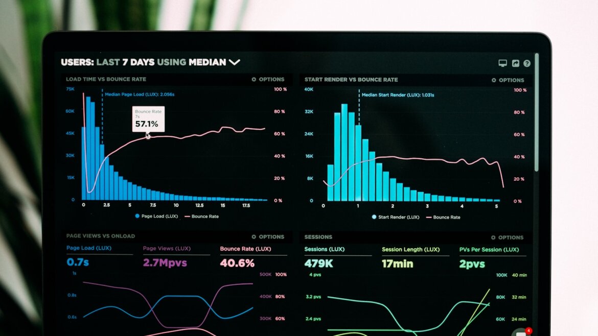 Minh họa ba tầng dữ liệu: raw data hỗn loạn bên trái, curated data gọn gàng giữa, compiled data tổng hợp bên phải