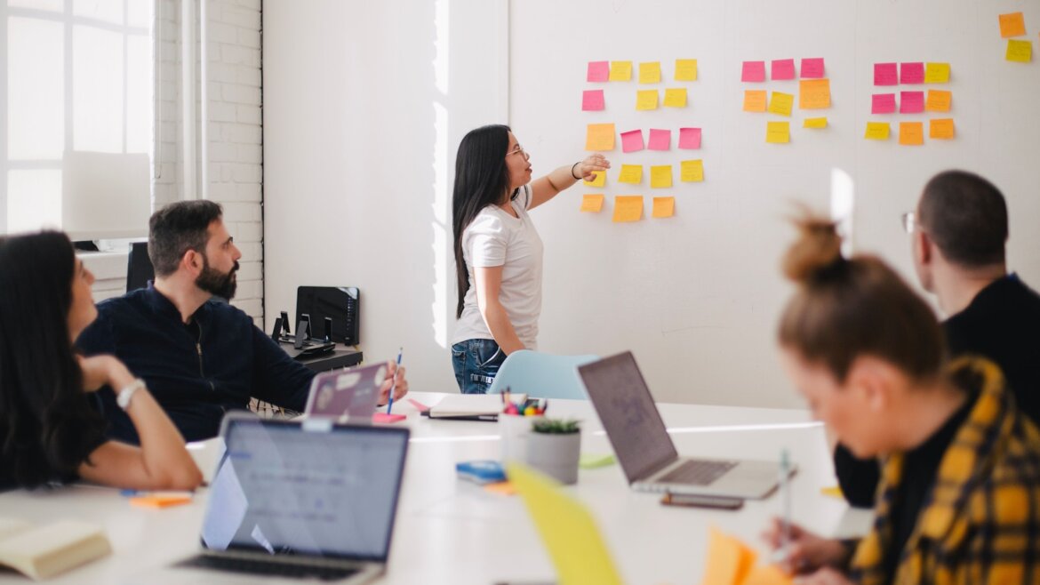 Minh họa chia sẻ AI workspace trong nhóm với phân quyền rõ ràng