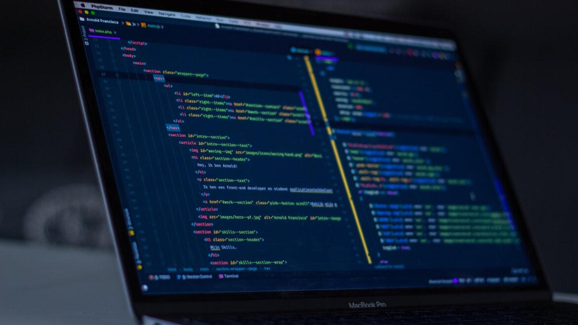 Sơ đồ 3 tầng Karpathy pattern: Raw sources chảy qua LLM compiler thành Wiki có cấu trúc trong Obsidian