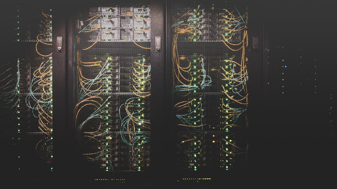 Minh họa graph view Obsidian với nửa trái là mạng lưới đẹp kiểu Instagram, nửa phải là backlinks panel đơn giản nhưng hữu ích